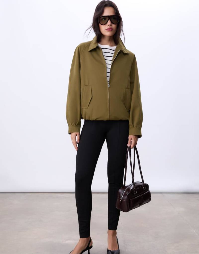 Stradivarius - Locker sitzende Bomberjacke in Grün von Stradivarius