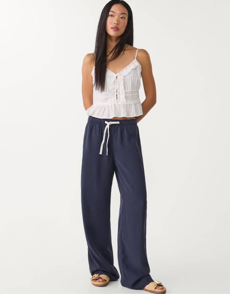Stradivarius - Locker sitzende Lyocellhose in Dunkelblau-Marineblau Stradivarius - Locker sitzende Lyocellhose in Dunkelblau-Marineblau von Stradivarius