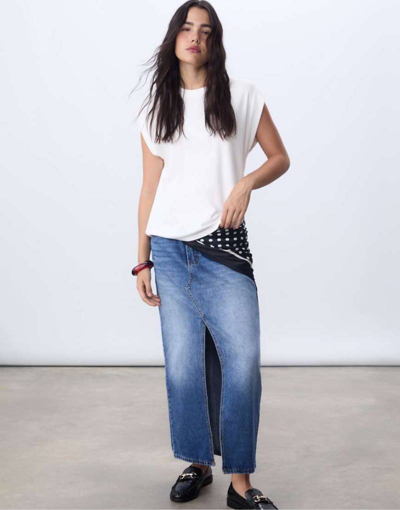 Stradivarius - Locker sitzender Midi-Jeansrock in mittelblauer Waschung von Stradivarius