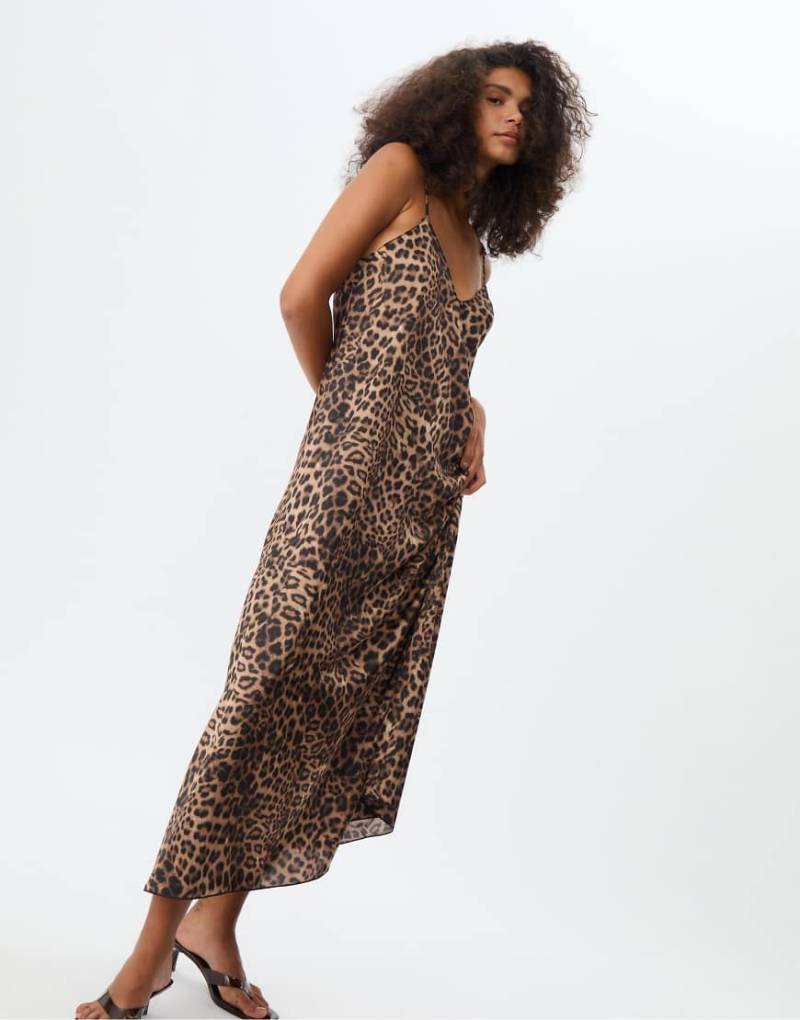 Stradivarius - Locker sitzendes Maxikleid aus Satin in Braun mit Leopardenmuster von Stradivarius