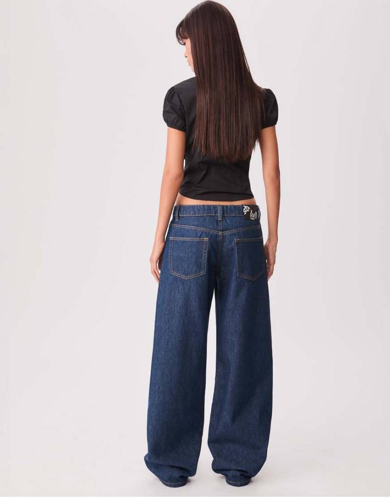 Stradivarius - Lockere, weite Jeans in blauer Rinse-Waschung von Stradivarius