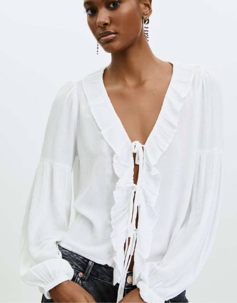 Stradivarius - Lockere Bluse in Weiß mit Rüschen von Stradivarius
