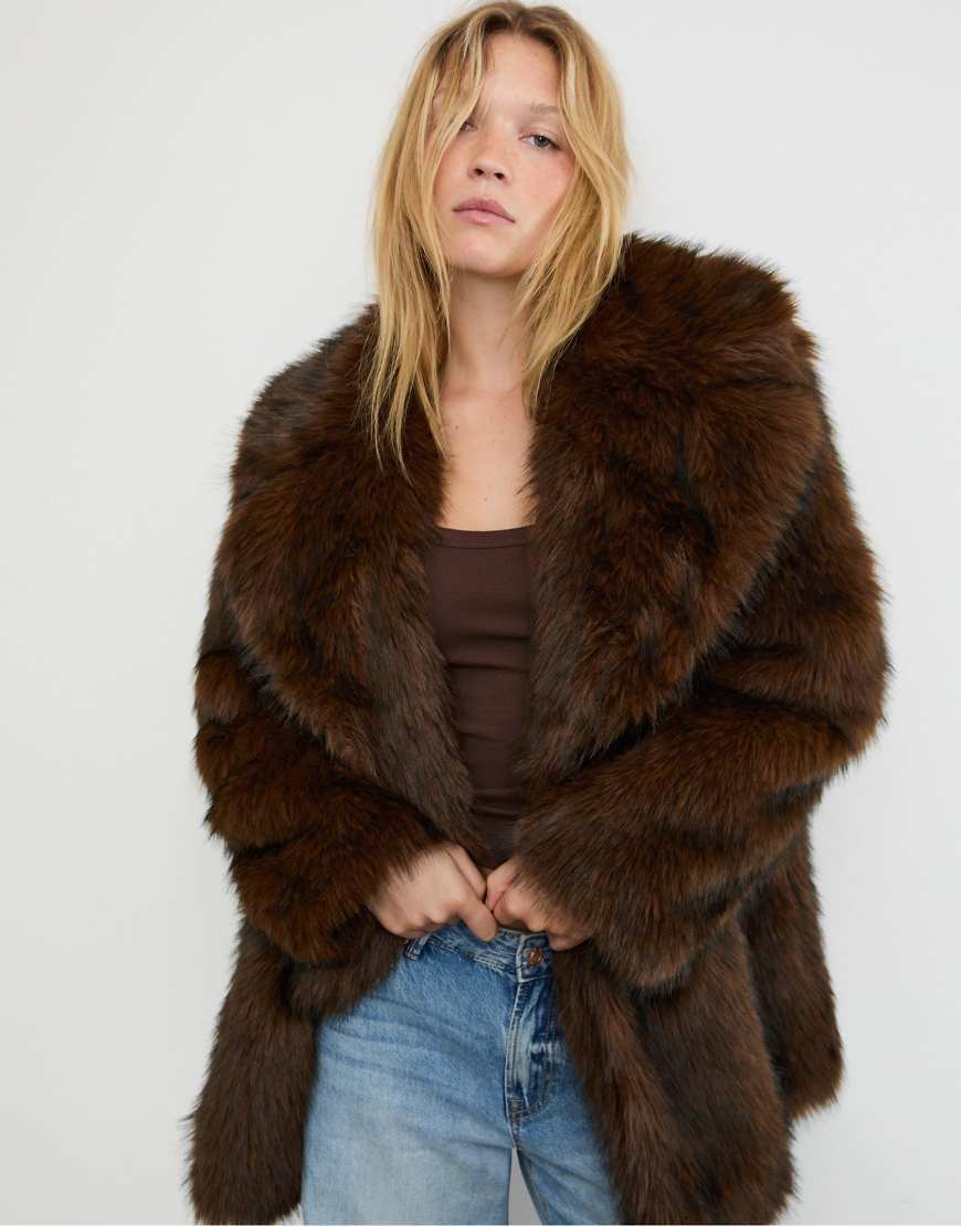 Stradivarius - Mantel aus Kunstpelz in Braun mit regulärer Passform-Brown von Stradivarius