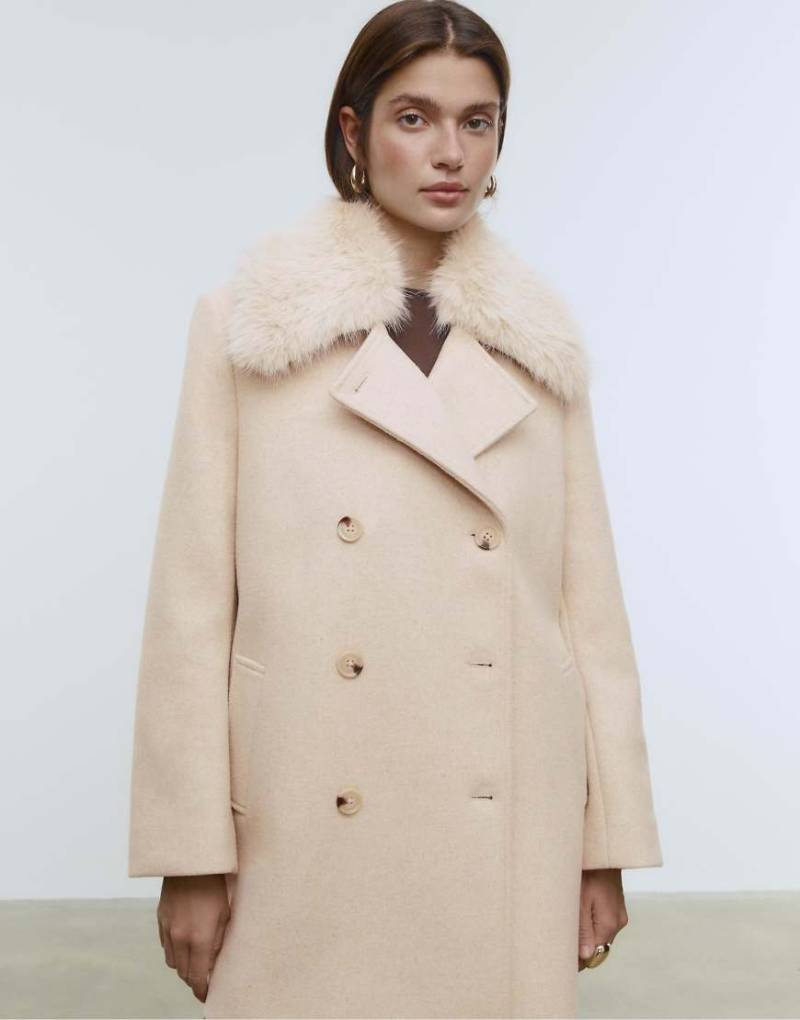 Stradivarius - Mantel in Ecru mit Kunstpelzkragen und Filzstruktur-Weiß von Stradivarius