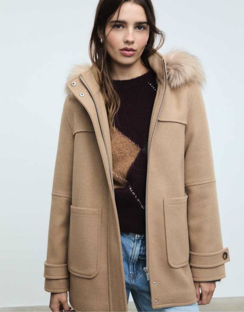 Stradivarius - Mantel in Karamell mit Kapuze mit Kunstpelzbesatz-Brown von Stradivarius