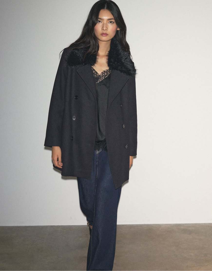 Stradivarius - Mantel in Marineblau mit Kunstpelzkragen und Filzstruktur von Stradivarius