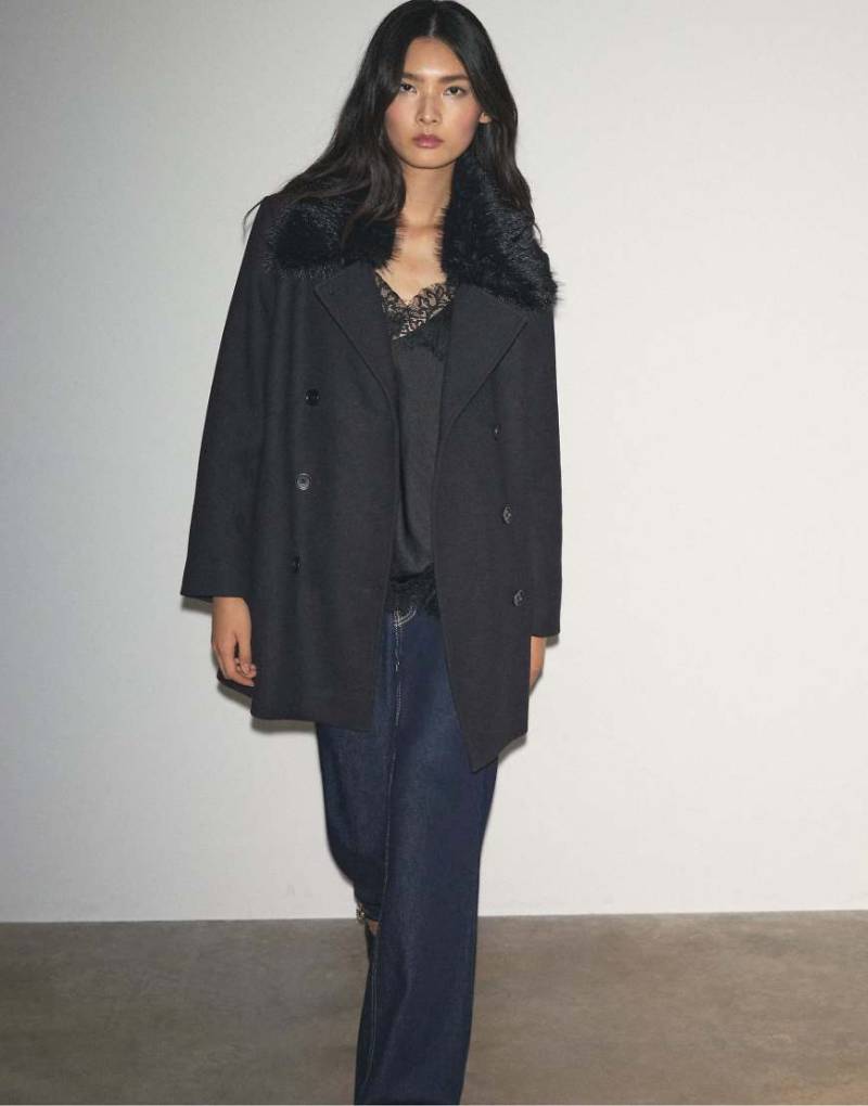 Stradivarius - Mantel in Marineblau mit Kunstpelzkragen und Filzstruktur von Stradivarius