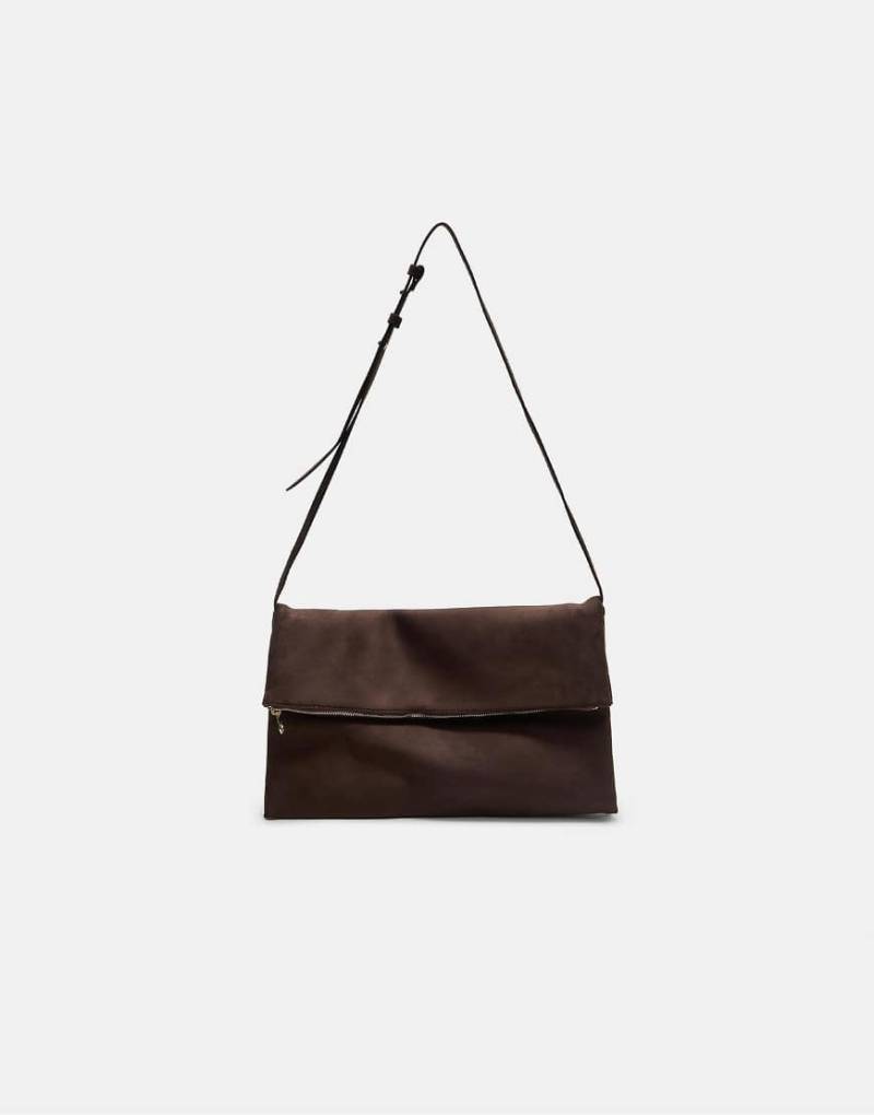 Stradivarius - Maxi-Clutch aus Wildlederimitat in Braun-Brown von Stradivarius