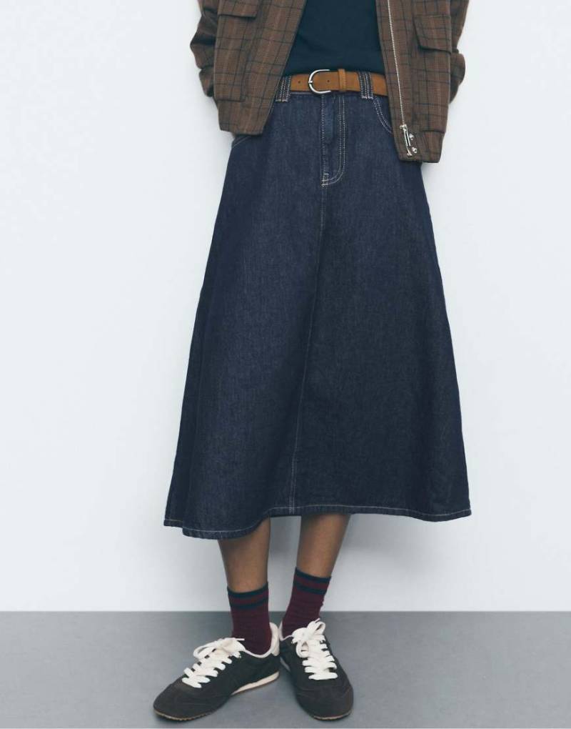 Stradivarius - Maxi-Jeansrock in blauer Rinse-Waschung mit Gürtel von Stradivarius