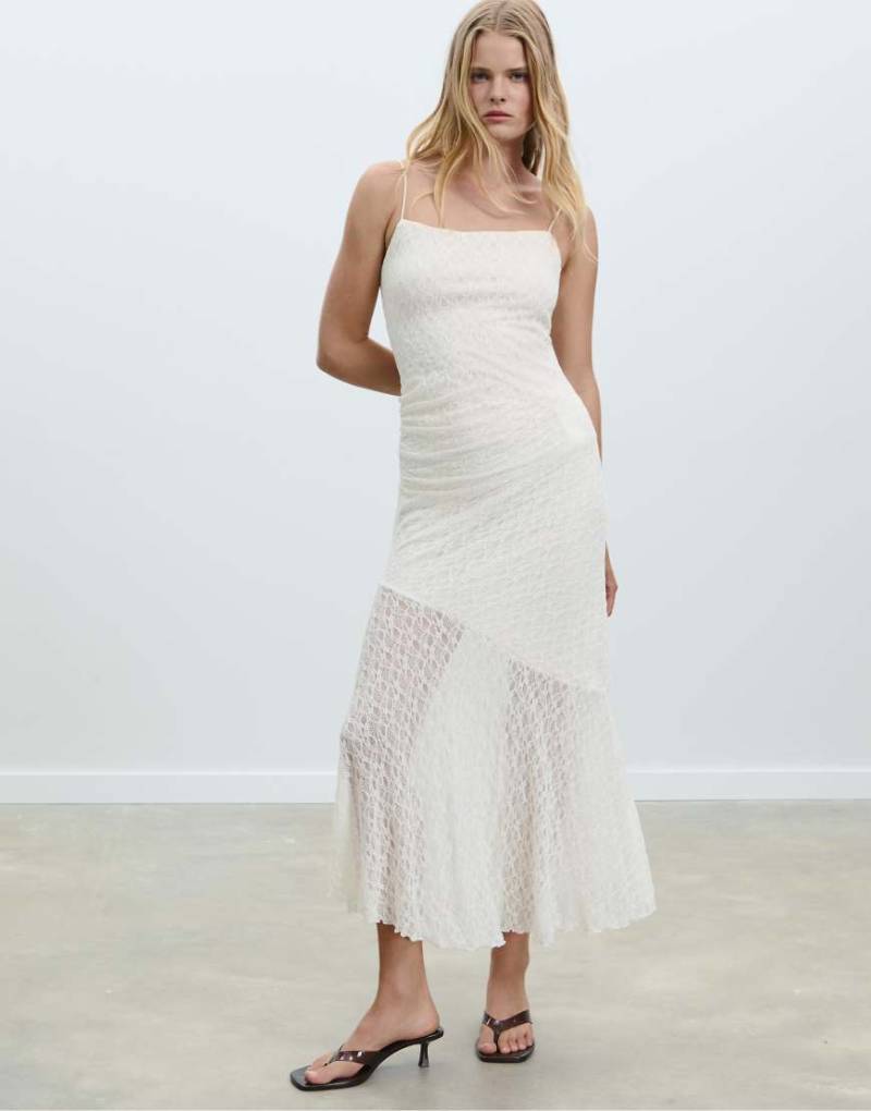 Stradivarius - Maxi-Trägerkleid aus Spitze in Vanille-Weiß von Stradivarius