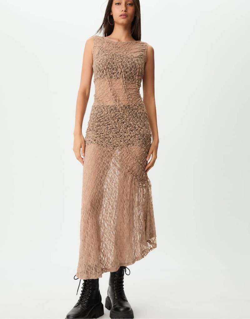 Stradivarius - Maxikleid aus brauner Spitze mit asymmetrischem Schnitt-Brown von Stradivarius