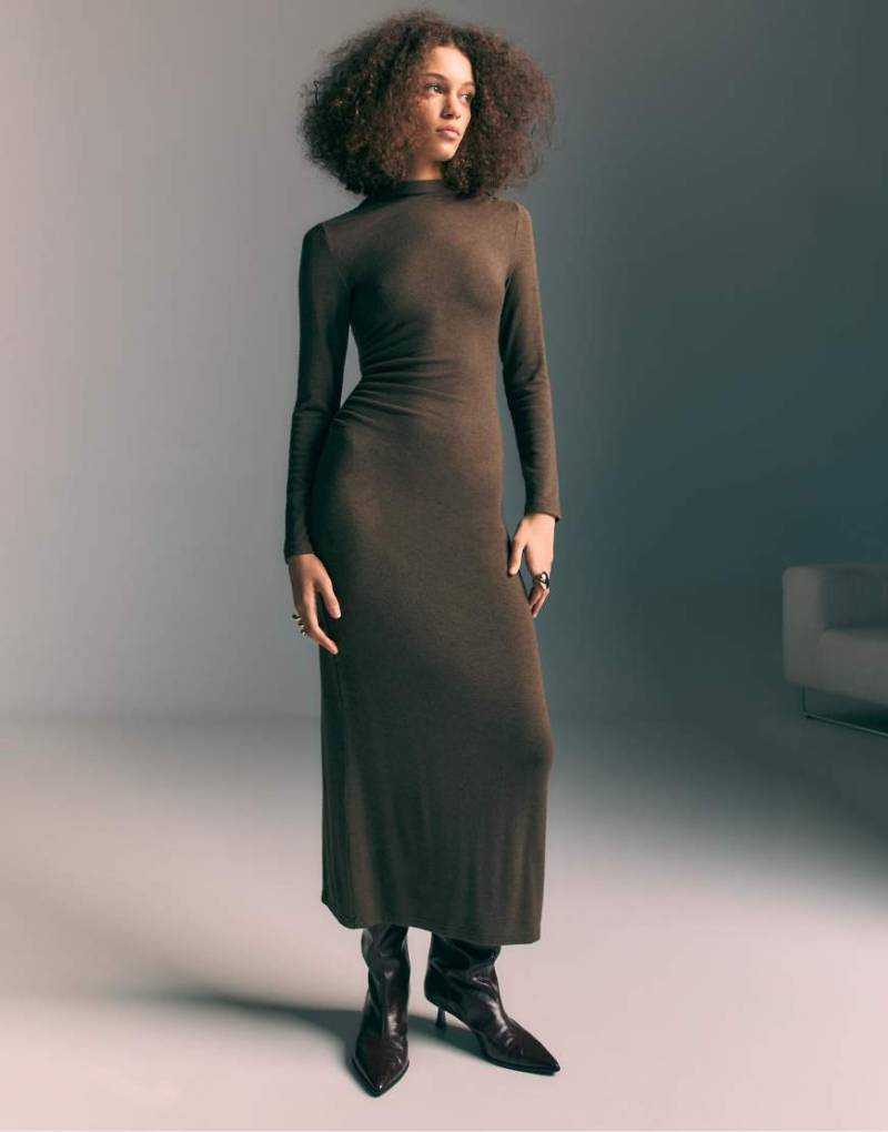 Stradivarius - Midikleid aus Strick in Braun-Brown von Stradivarius