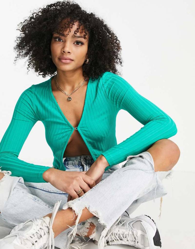 Stradivarius - Mikro-Strickjacke in Grün mit goldfarbenem Rand von Stradivarius