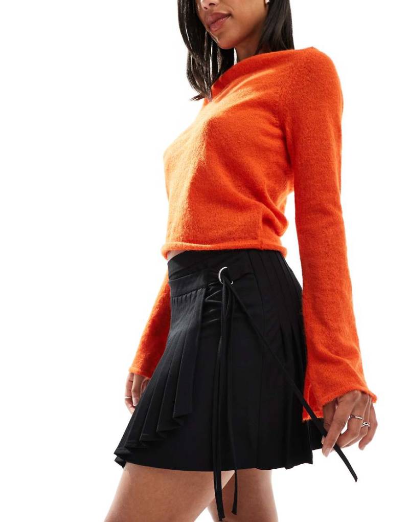 Stradivarius - Mini-Faltenrock in Schwarz mit Gürteldetail von Stradivarius