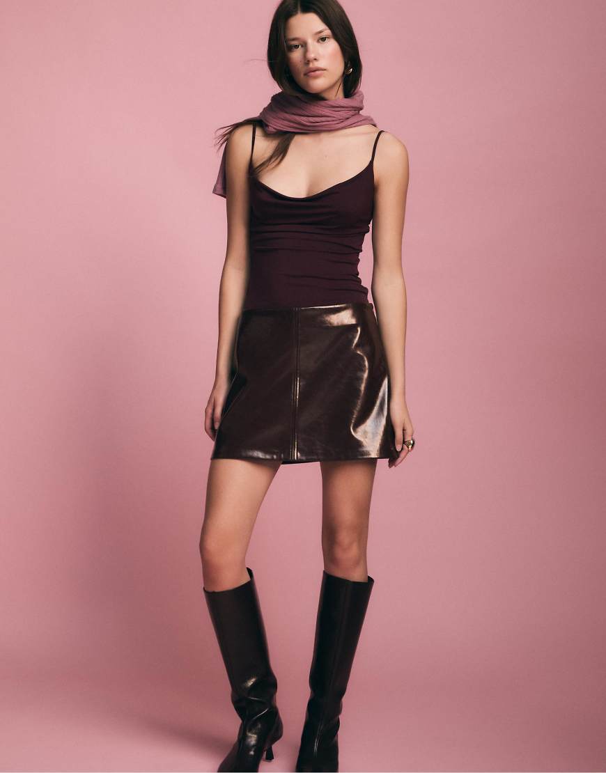 Stradivarius - Mini-Skort in burgunderroter Lederoptik von Stradivarius