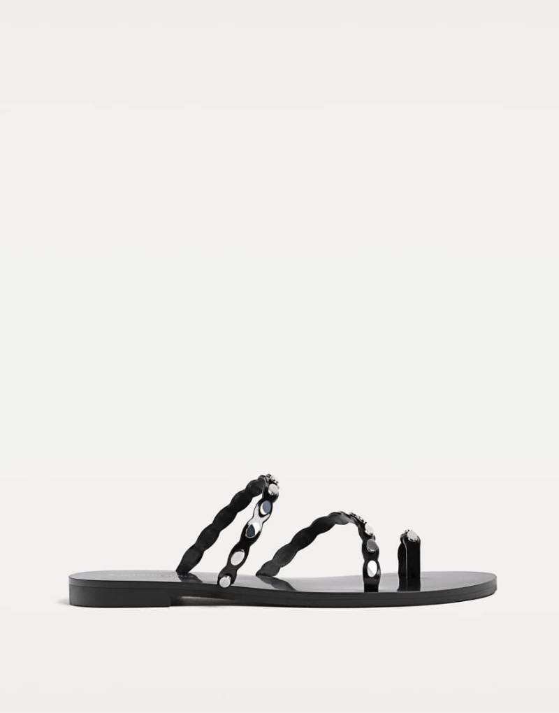 Stradivarius - Mit Nieten besetzte, flache Sandalen in Schwarz von Stradivarius