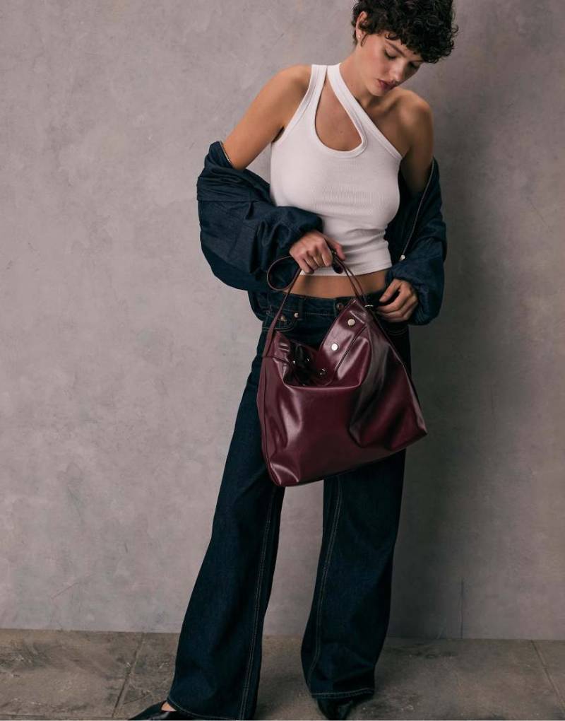 Stradivarius - Mit Nieten besetzte Beuteltasche in Burgunderrot von Stradivarius