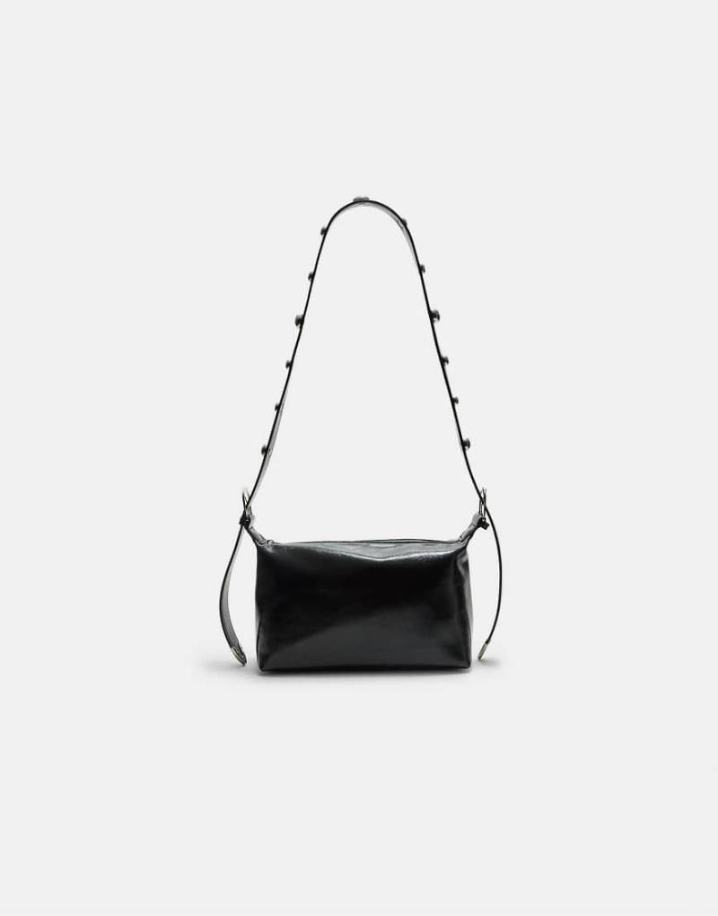 Stradivarius - Mit Nieten besetzte Umhängetasche in schwarzer Lederoptik von Stradivarius