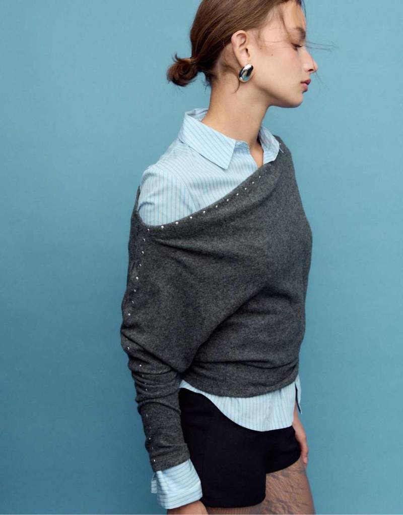 Stradivarius - Mit Nieten besetztes T-Shirt in Dunkelgrau von Stradivarius