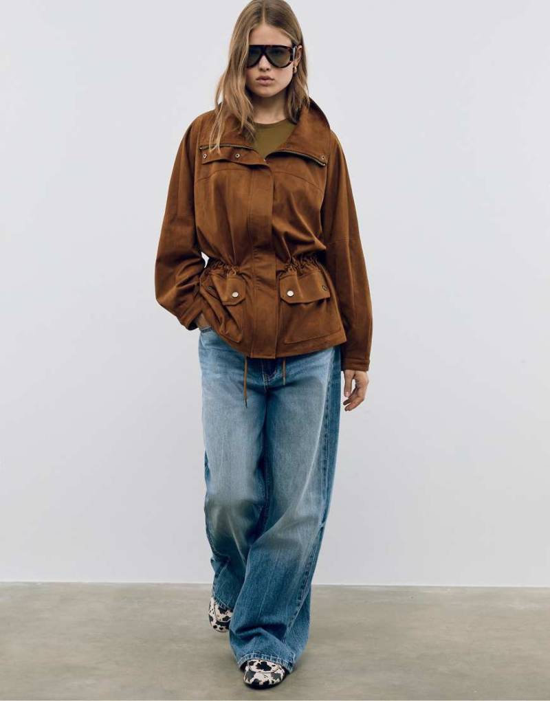 Stradivarius - Mittellanger Parka aus Wildlederimitat in Braun-Brown von Stradivarius