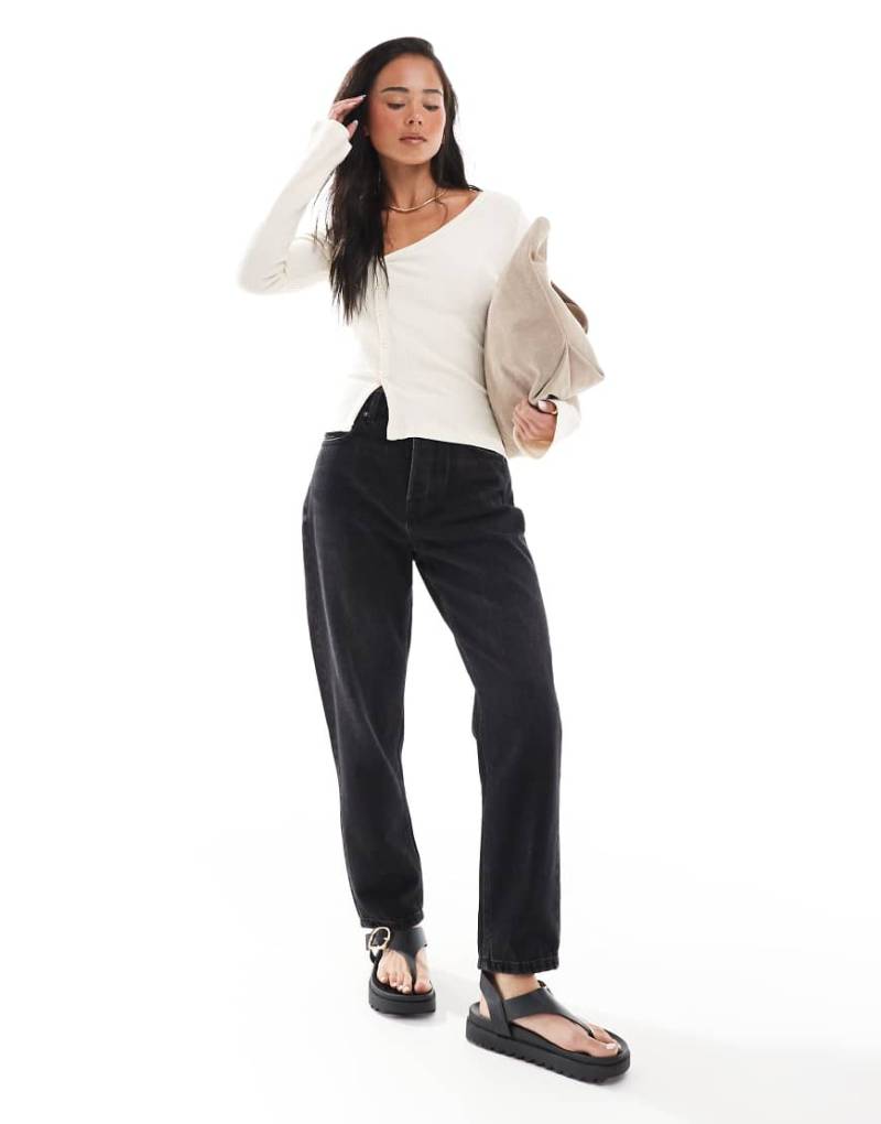 Stradivarius - Mom-Jeans in schwarzer Waschung von Stradivarius