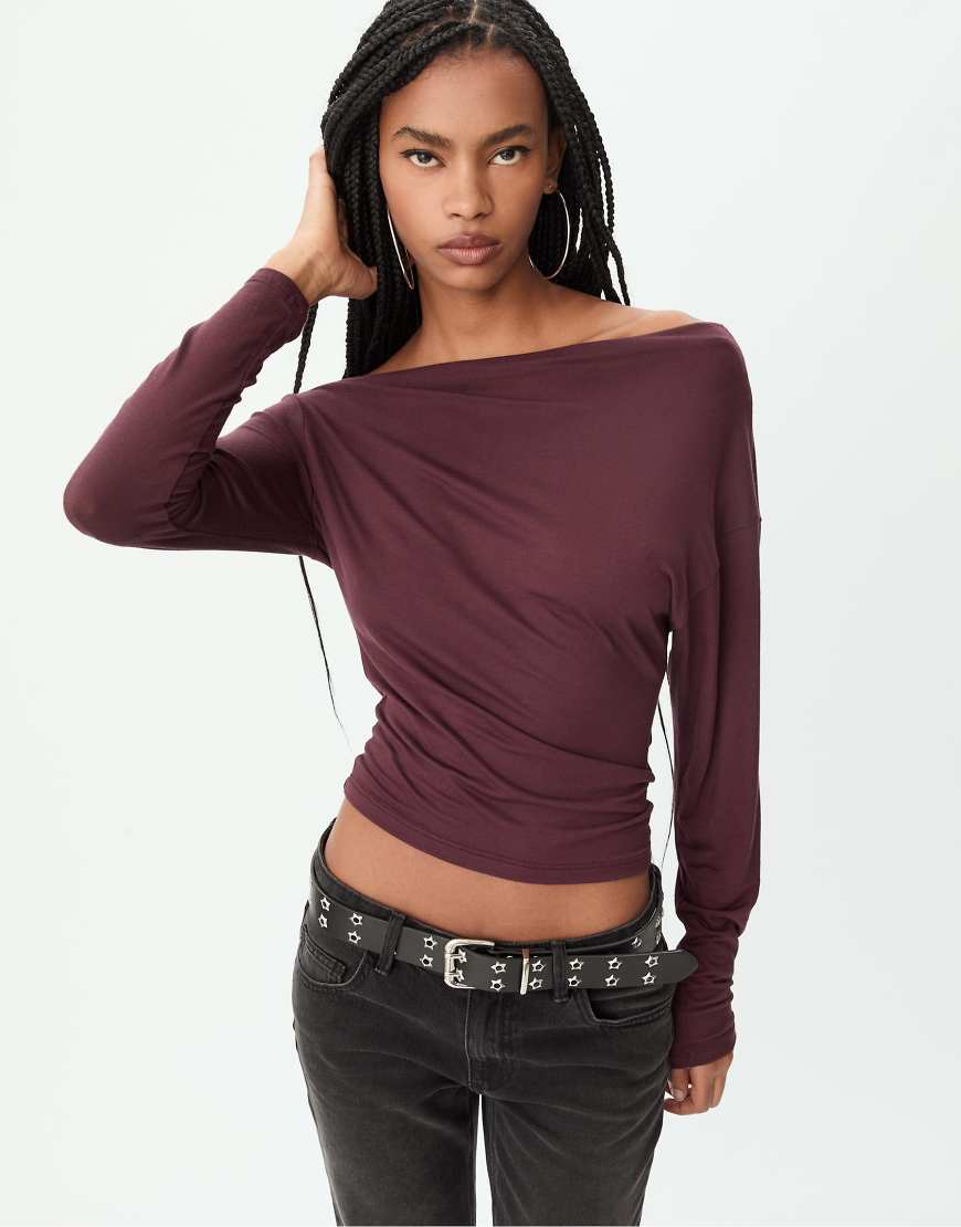 Stradivarius - Oberteil in Burgunderrot mit asymmetrischem Ausschnitt von Stradivarius