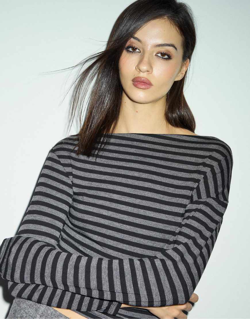 Stradivarius - Oberteil in Dunkelgrau mit asymmetrischem Ausschnitt von Stradivarius