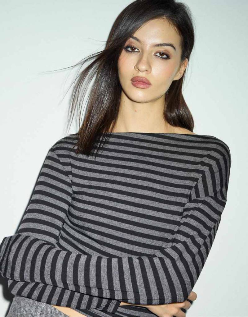 Stradivarius - Oberteil in Dunkelgrau mit asymmetrischem Ausschnitt von Stradivarius