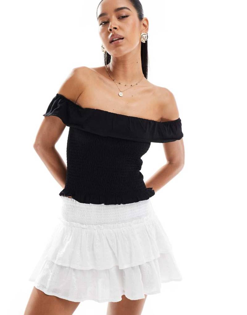 Stradivarius - Oberteil in Schwarz mit Rüschen und eckigemAusschnitt von Stradivarius