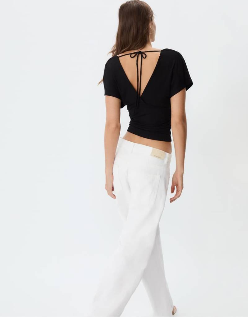 Stradivarius - Oberteil in Schwarz mit gerafftem V-Ausschnitt von Stradivarius