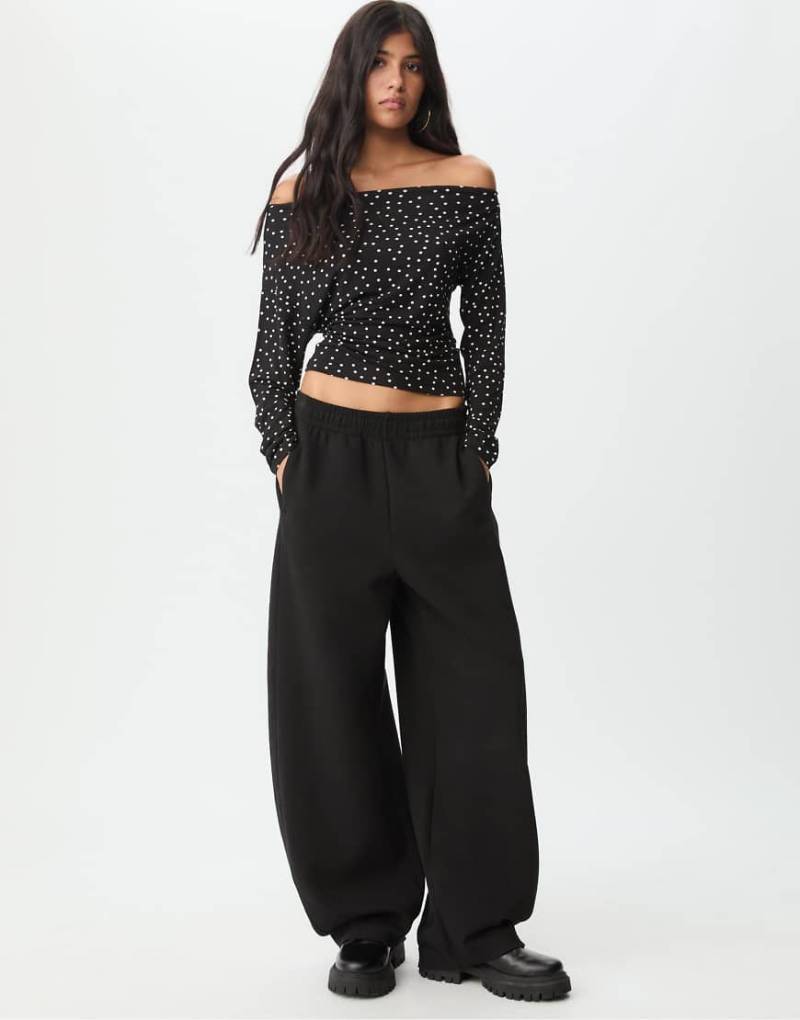 Stradivarius - Oberteil in grauer Denim-Waschung mit asymmetrischem Ausschnitt von Stradivarius