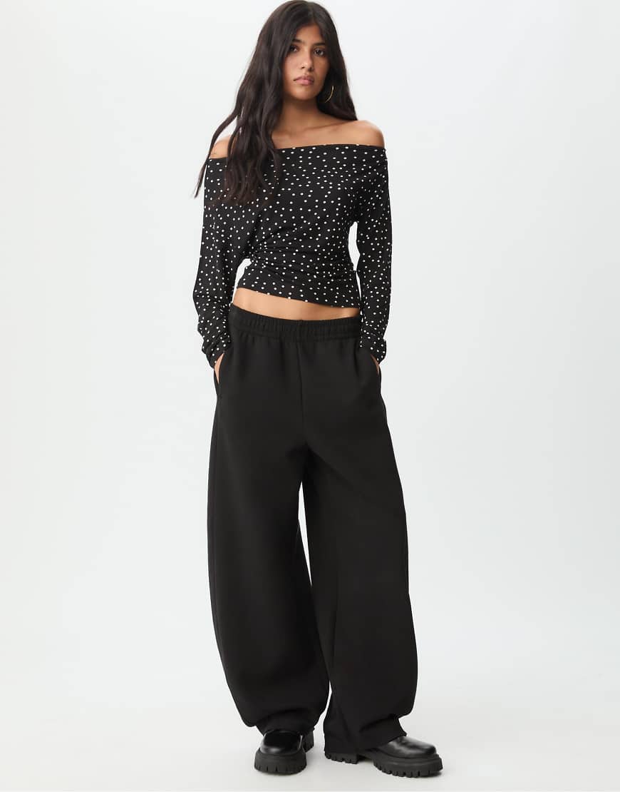 Stradivarius - Oberteil in grauer Denim-Waschung mit asymmetrischem Ausschnitt von Stradivarius