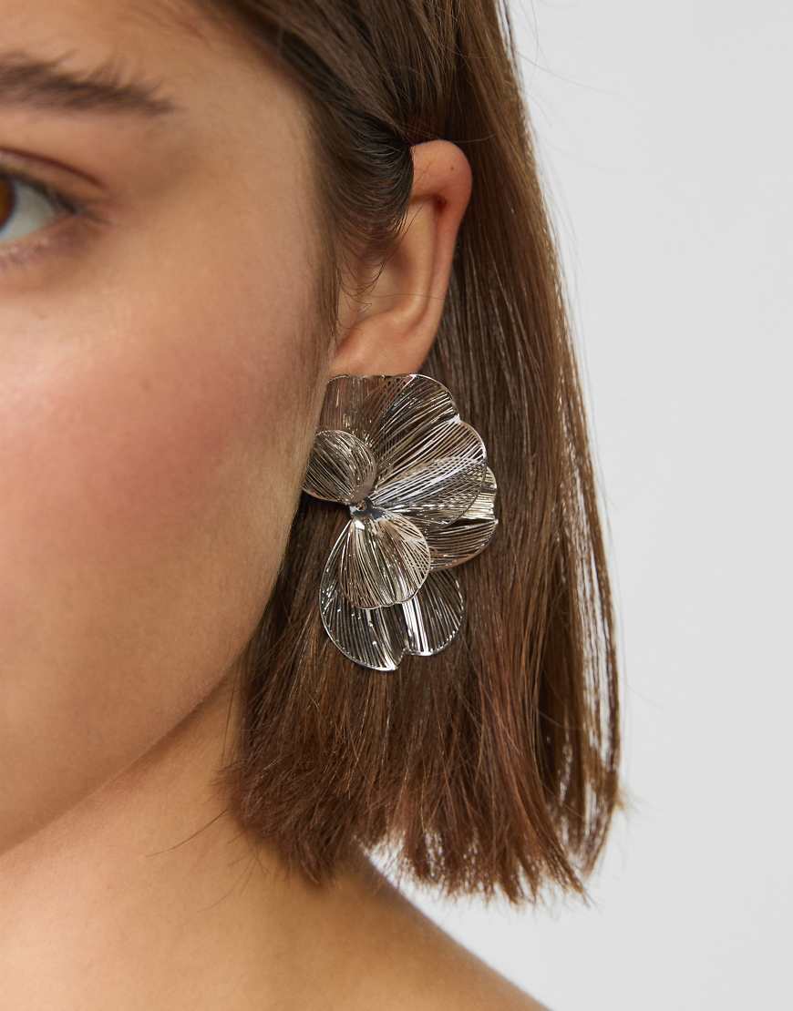 Stradivarius - Ohrringe mit strukturierter Blüten-Fächerform in Grau Stradivarius - Ohrringe mit strukturierter Blüten-Fächerform in Grau von Stradivarius