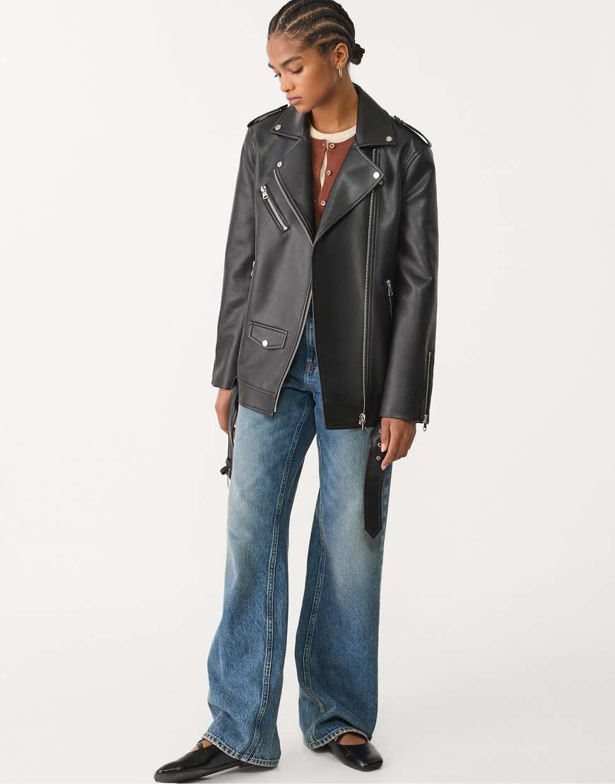 Stradivarius - Oversize-Bikerjacke aus Kunstleder in Schwarz Stradivarius - Oversize-Bikerjacke aus Kunstleder in Schwarz von Stradivarius