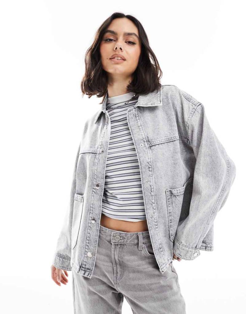 Stradivarius - Oversize-Hemdjacke aus Denim in Grau von Stradivarius