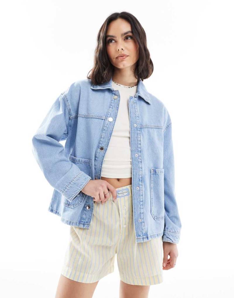 Stradivarius - Oversize-Hemdjacke aus Jeans in verwaschenem Blau von Stradivarius