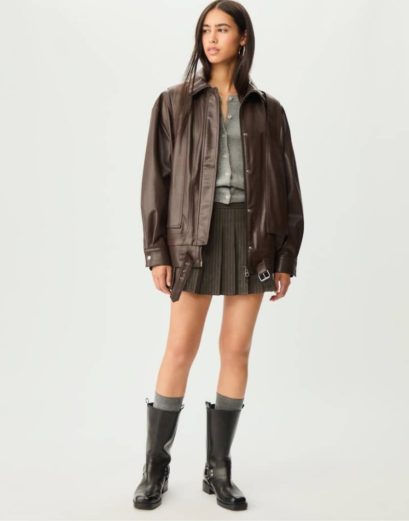 Stradivarius - Oversize-Jacke aus Kunstleder in Braun-Brown von Stradivarius