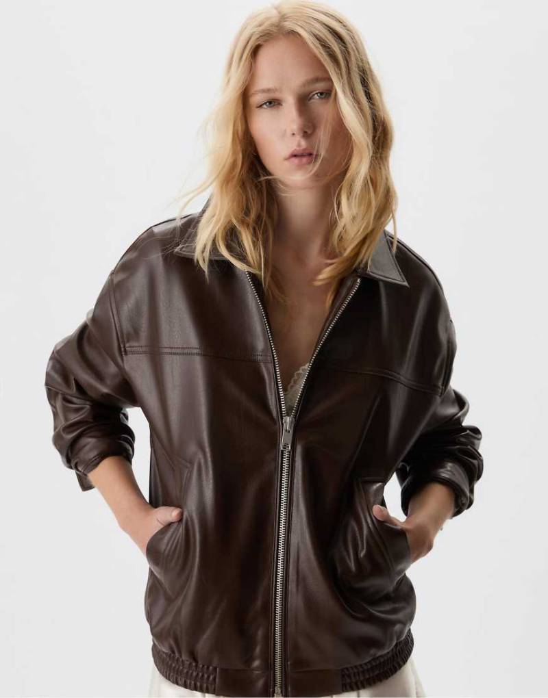 Stradivarius - Oversize-Jacke aus Kunstleder in Braun-Brown von Stradivarius
