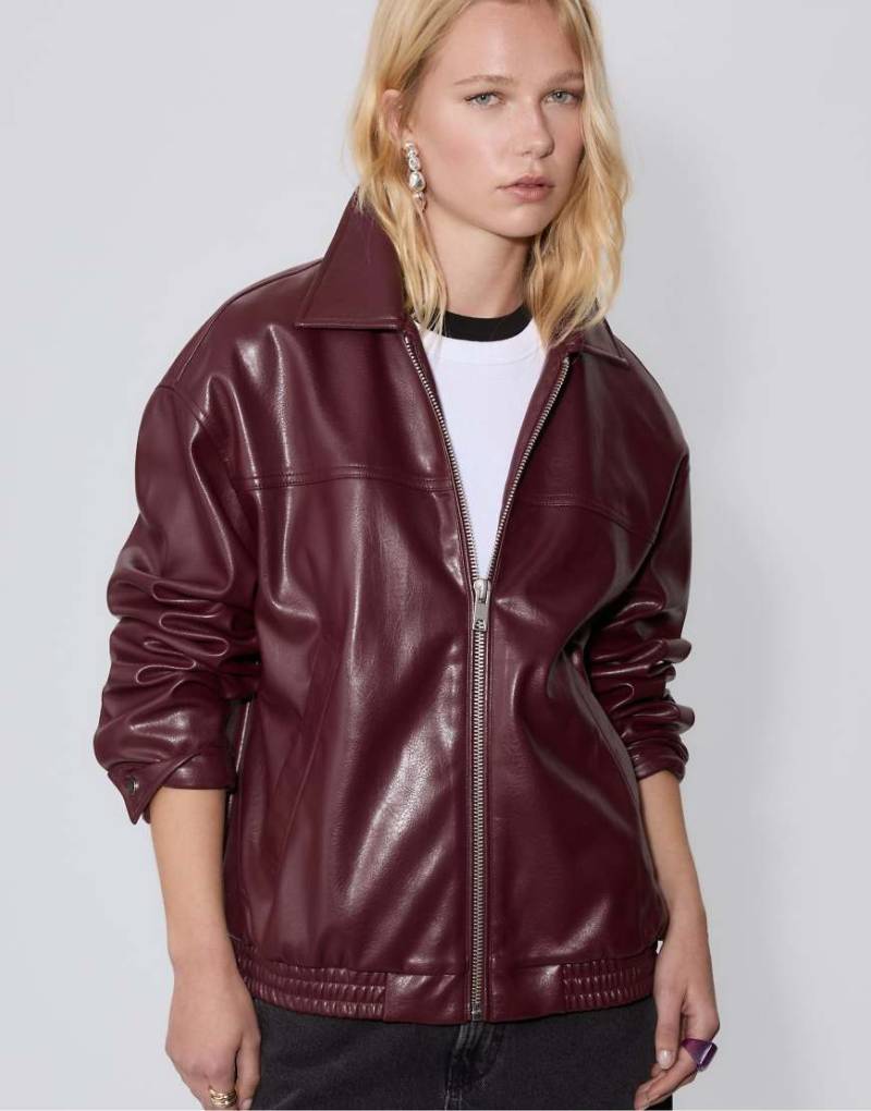 Stradivarius - Oversize-Jacke aus Kunstleder in Burgunderrot von Stradivarius