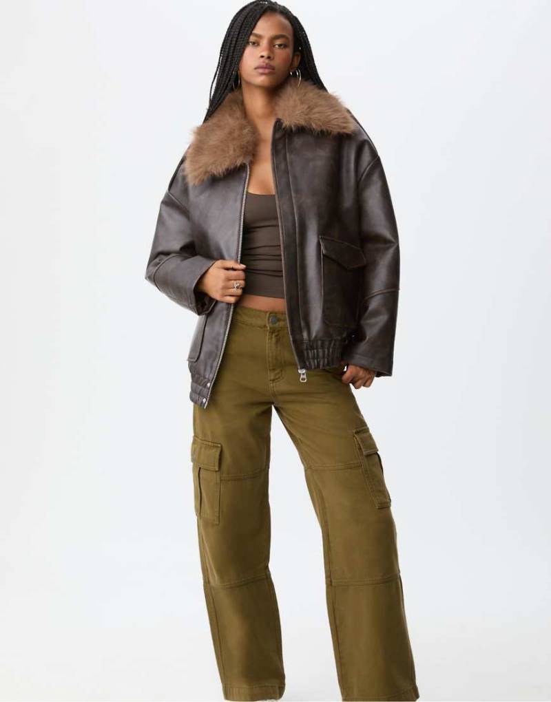 Stradivarius - Oversize-Jacke in brauner Lederoptik mit Kontrastdetail-Grau von Stradivarius