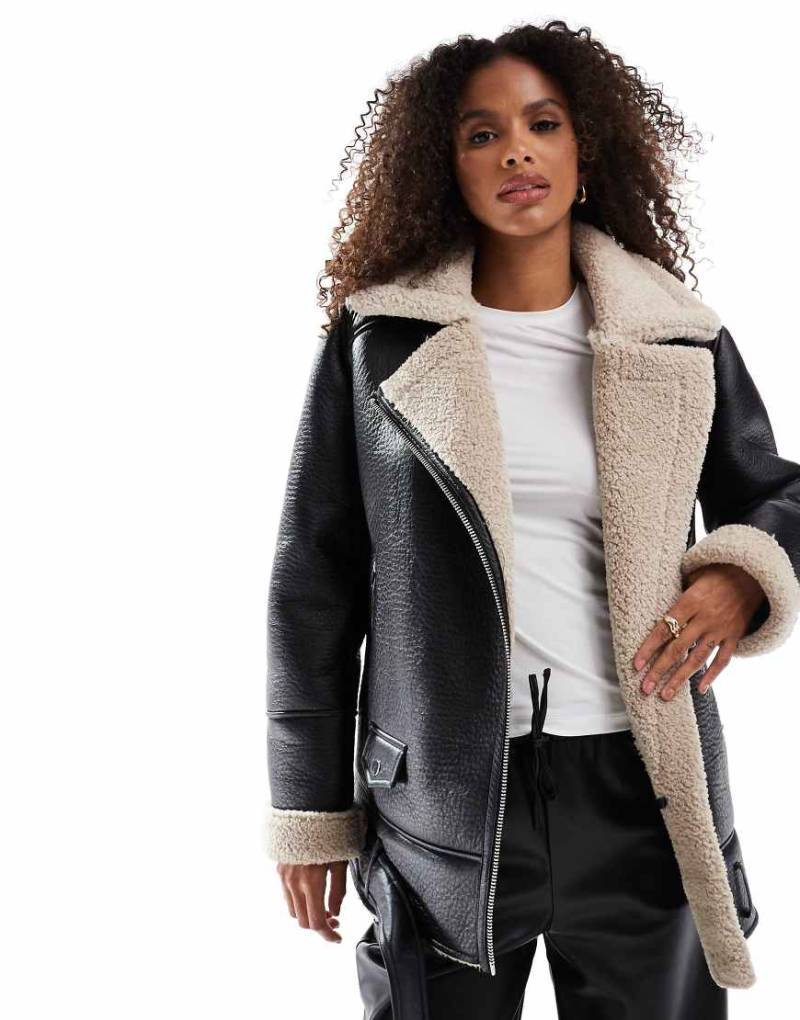 Stradivarius - Oversize-Pilotenjacke in Braun mit farblich abgesetztem Teddyfutter von Stradivarius