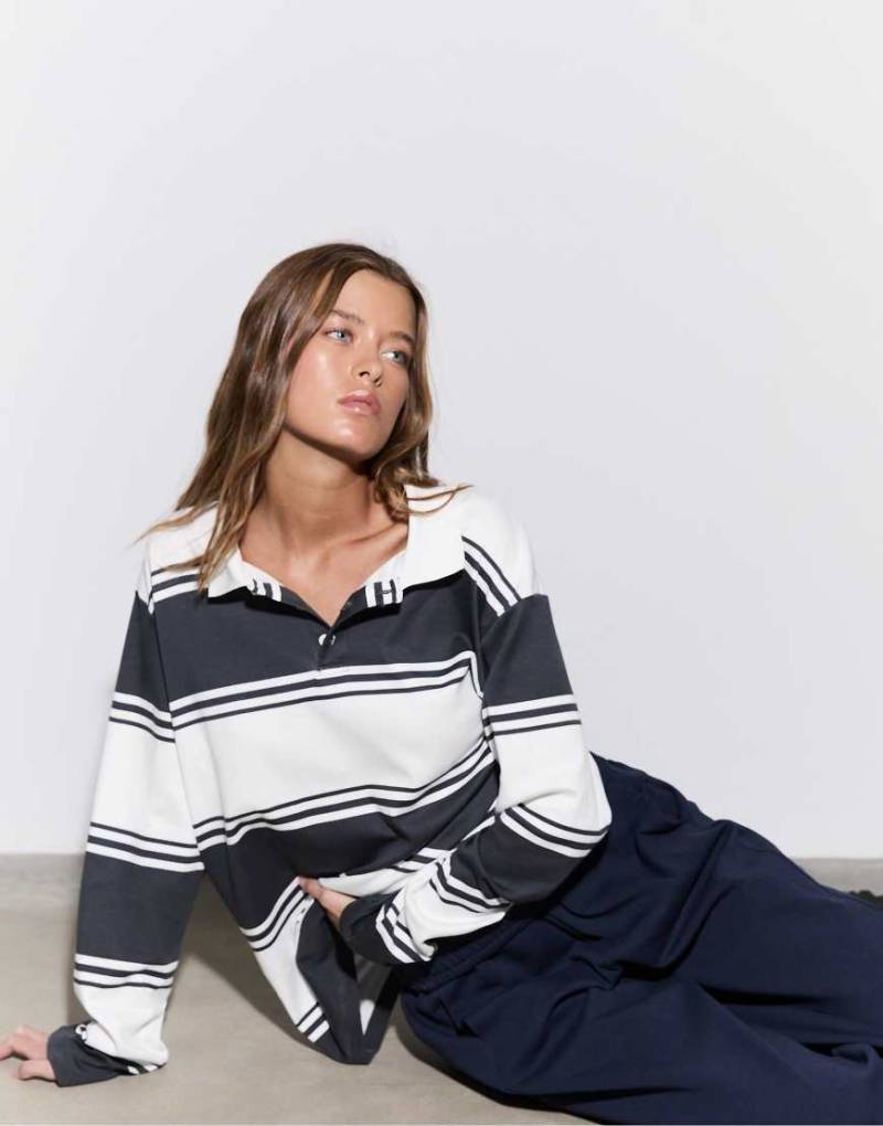 Stradivarius - Oversize-Polohemd in Dunkelgrau gestreift von Stradivarius