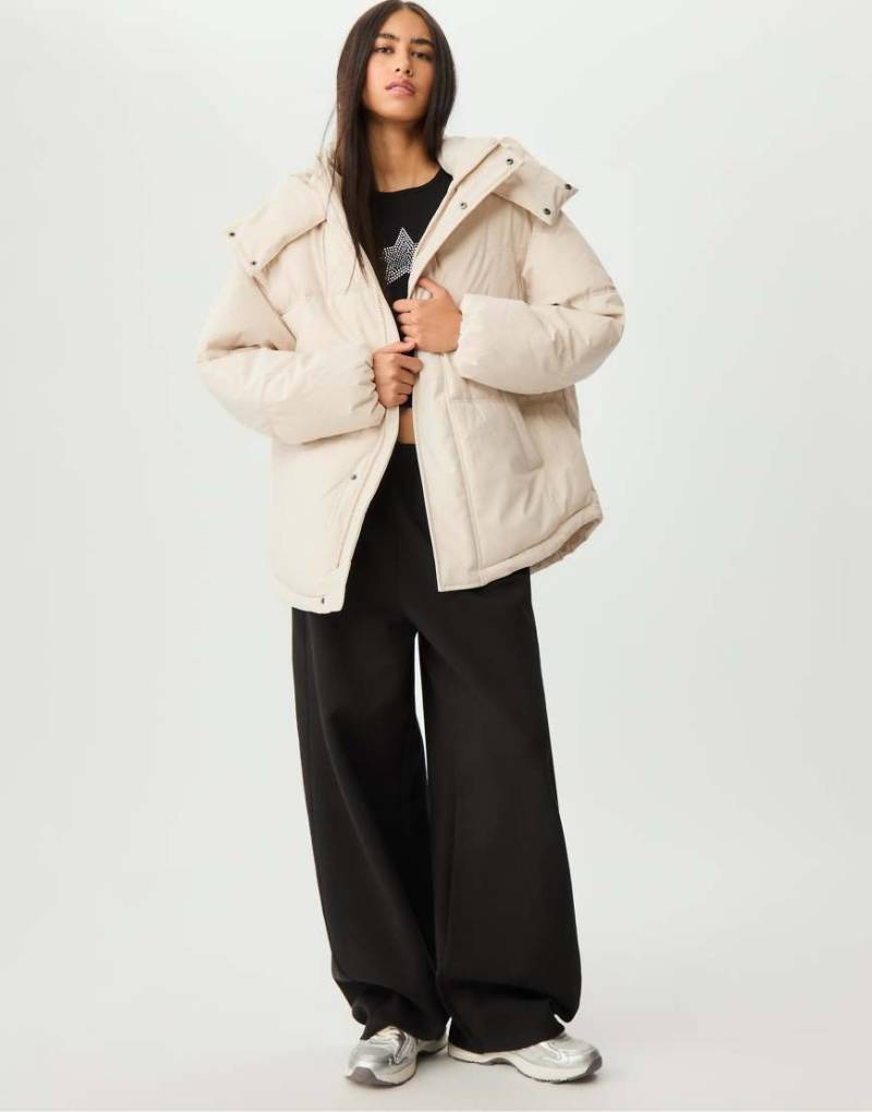 Stradivarius - Oversize-Steppjacke in Ecru mit Kapuze-Weiß von Stradivarius