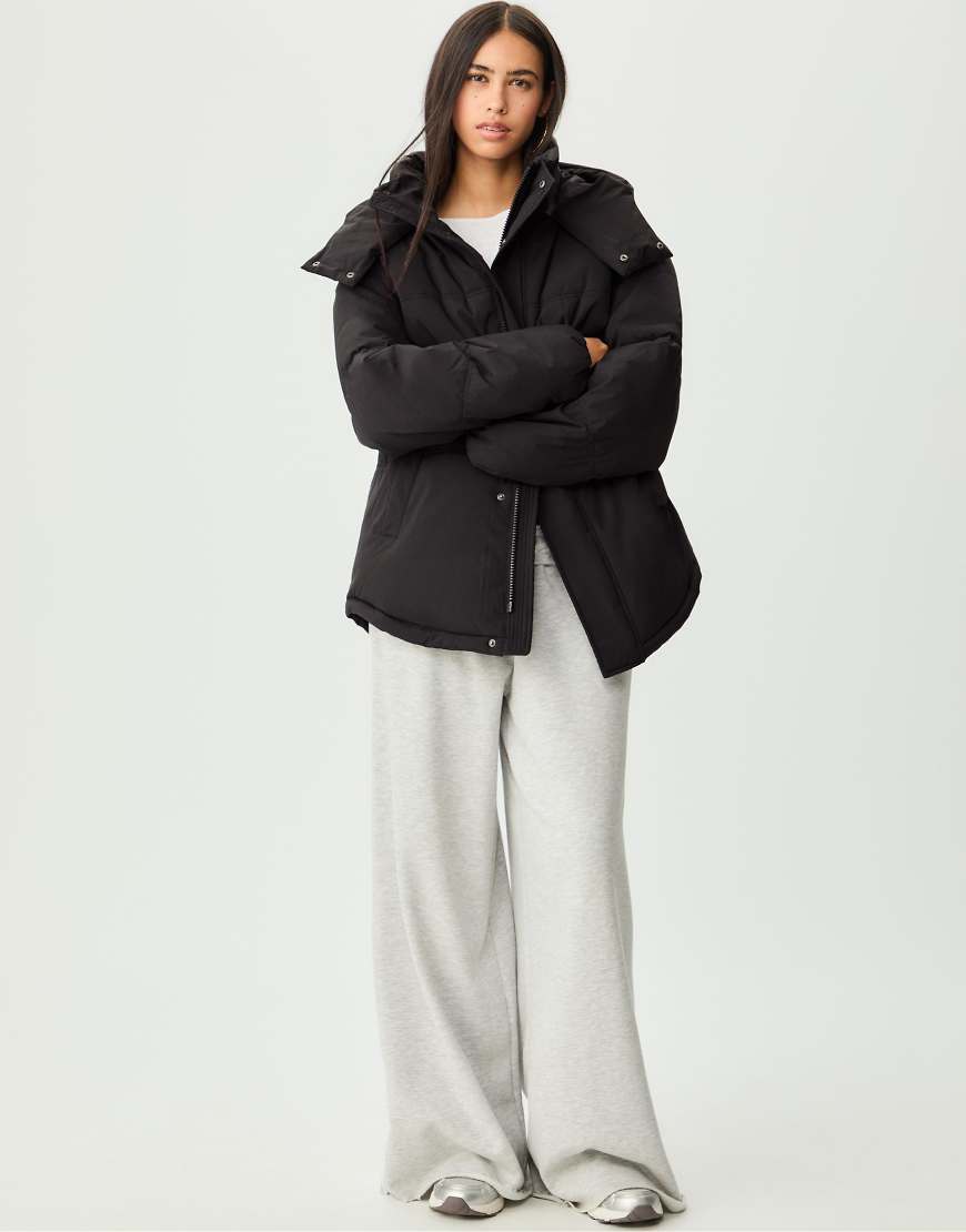 Stradivarius - Oversize-Steppjacke in Schwarz mit Kapuze von Stradivarius