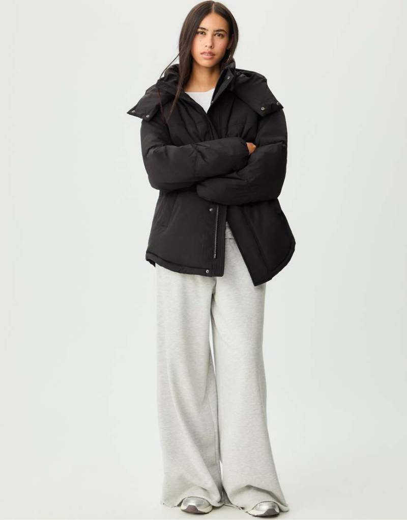 Stradivarius - Oversize-Steppjacke in Schwarz mit Kapuze von Stradivarius