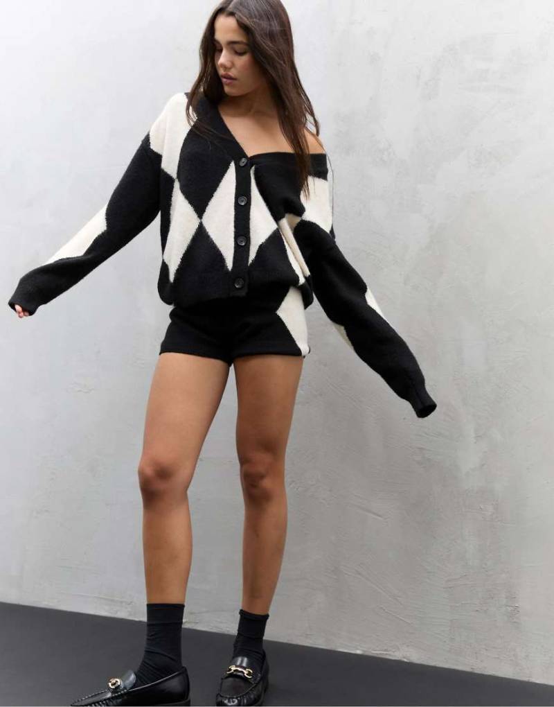 Stradivarius - Oversize-Strickjacke in Schwarz mit Rauten-Design von Stradivarius