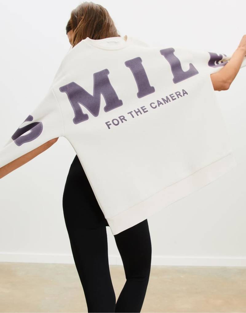 Stradivarius - Oversize-Sweatshirt in Ecru mit „Smile"-Print-Weiß von Stradivarius