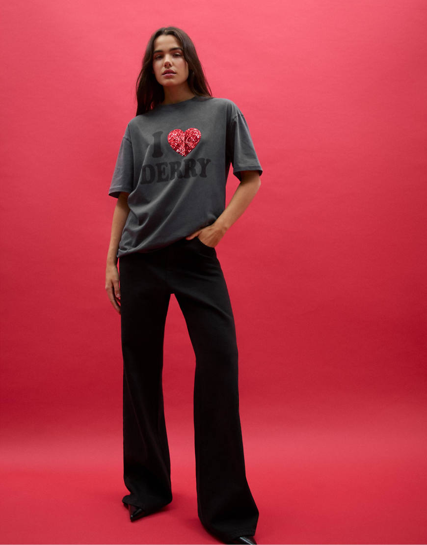 Stradivarius - Oversize-T-Shirt in verblasstem Dunkelgrau mit „I love Derry"-Motiv von Stradivarius