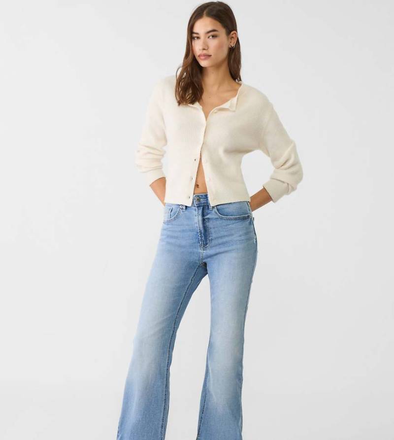 Stradivarius Petite - Ausgestellte Jeans in Hellblau mit schmalem Schnitt Stradivarius Petite - Ausgestellte Jeans in Hellblau mit schmalem Schnitt von Stradivarius