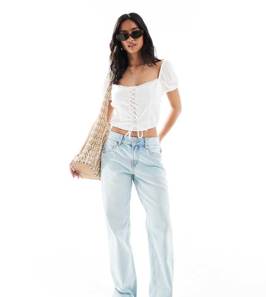 Stradivarius Petite - D03 - Gerade geschnittene Jeans in hellblauer Waschung mit niedrigem Bund von Stradivarius